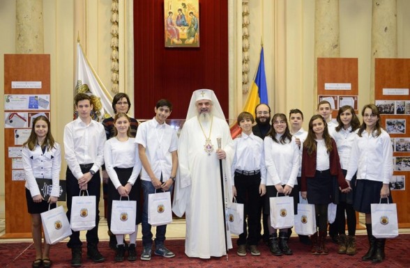 Fundația Tradiția Românească la ceas de sărbătoare: Serbarea Școlii Gimnaziale Sf. Trei Ierarhi